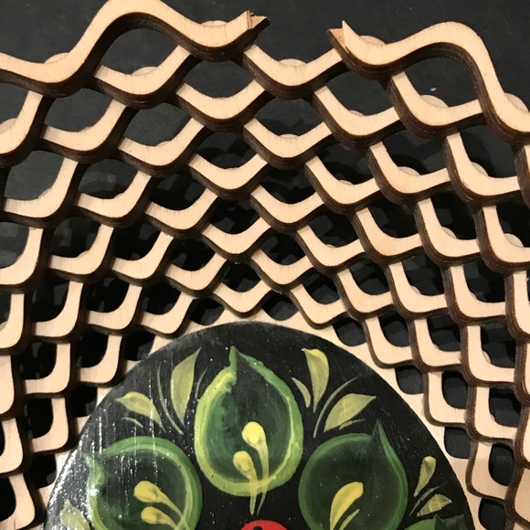 Romanian Wooden Lattice Basket handmade and painted fruit base. - Picture 5 of 6